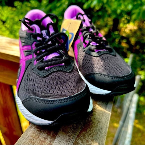 Women’s ASICS. - Picture 3 of 5